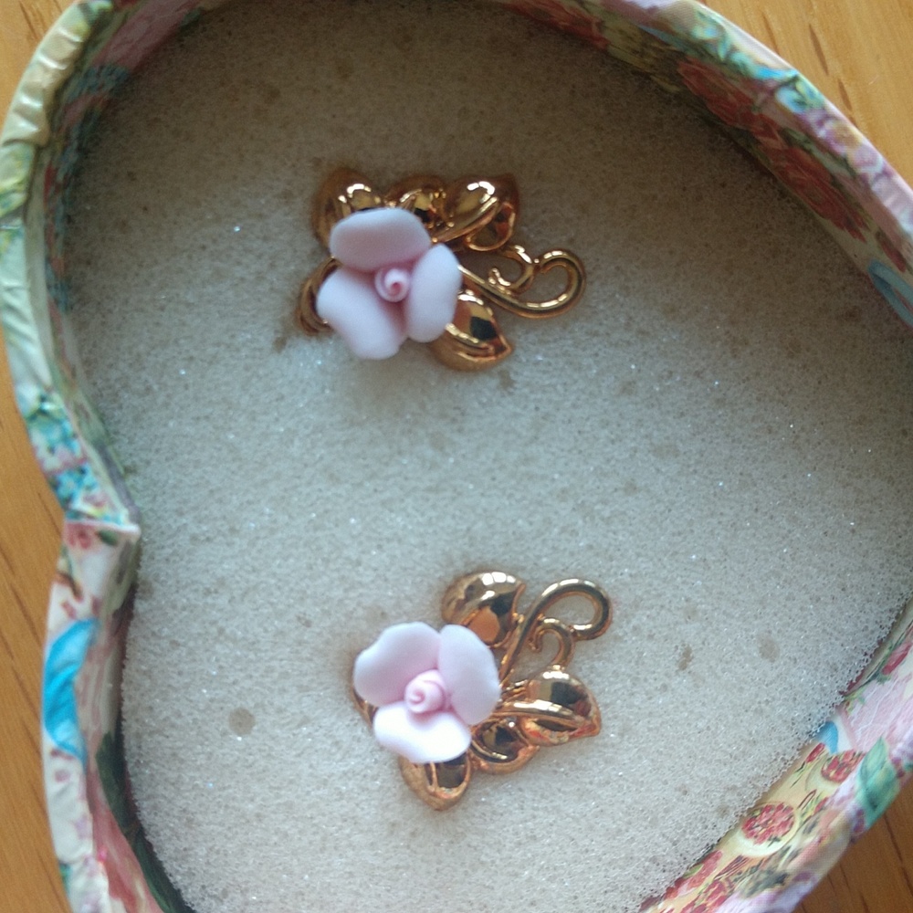 Avon heartfelt sentiments gift box with pierced earrings. 3 nesting heart boxes - Picture 2 of 7
